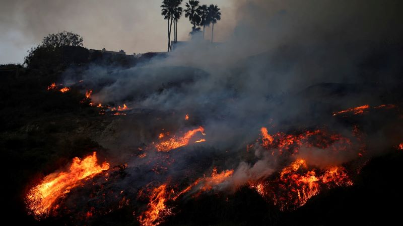 ক্যালিফোর্নিয়ায় দাবানল: উত্তপ্ত কয়লা থেকে ফের আগুন ছড়িয়ে পড়ার শঙ্কা